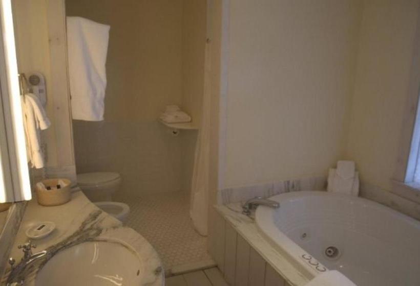 Отель The Old Inn On The Green