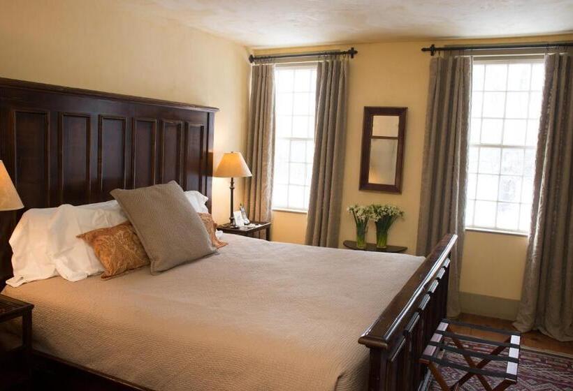 Отель The Old Inn On The Green