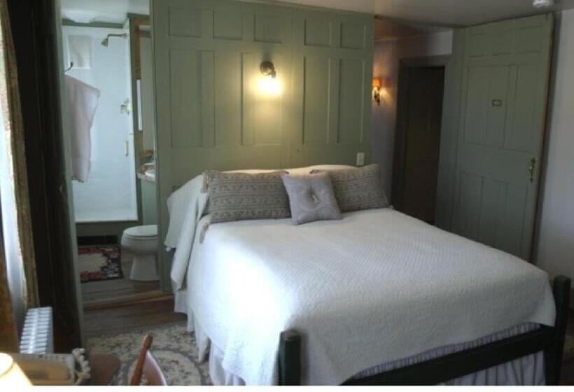 Отель The Old Inn On The Green