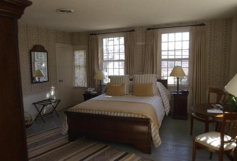 Отель The Old Inn On The Green