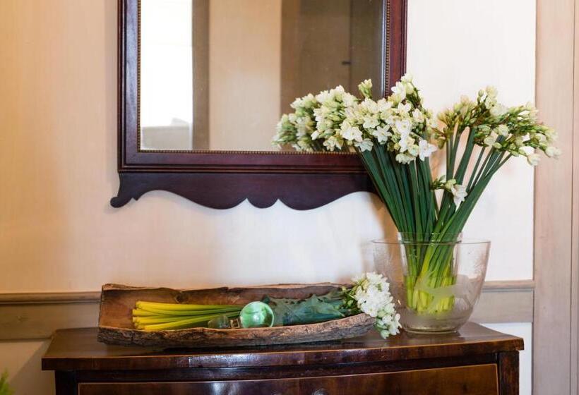 Отель The Old Inn On The Green