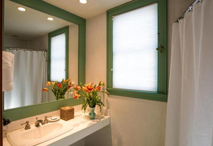 Отель The Old Inn On The Green