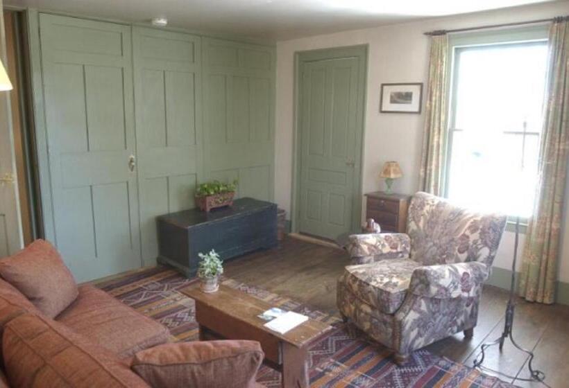 Отель The Old Inn On The Green