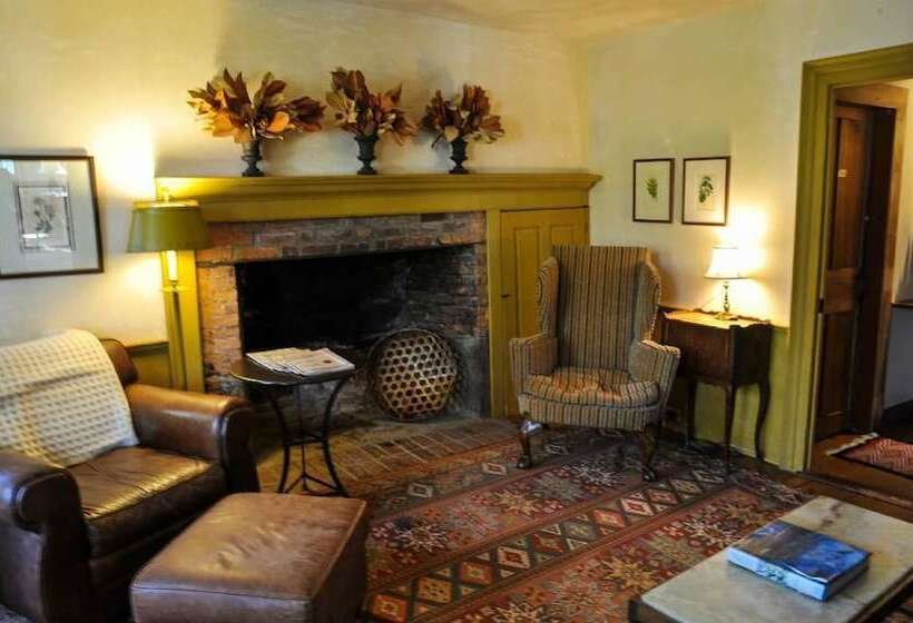 Отель The Old Inn On The Green