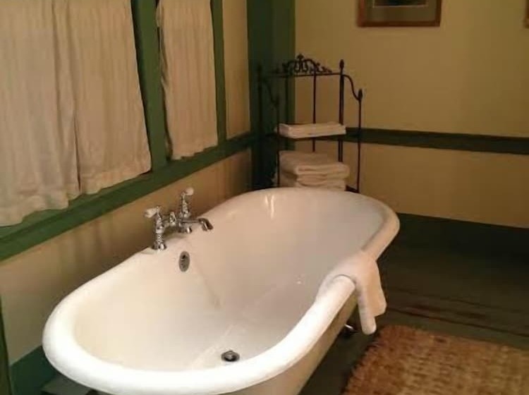 Отель The Old Inn On The Green