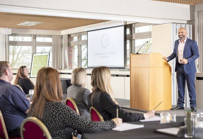 בית מלון כפרי Yarnfield Park Training And Conference Centre