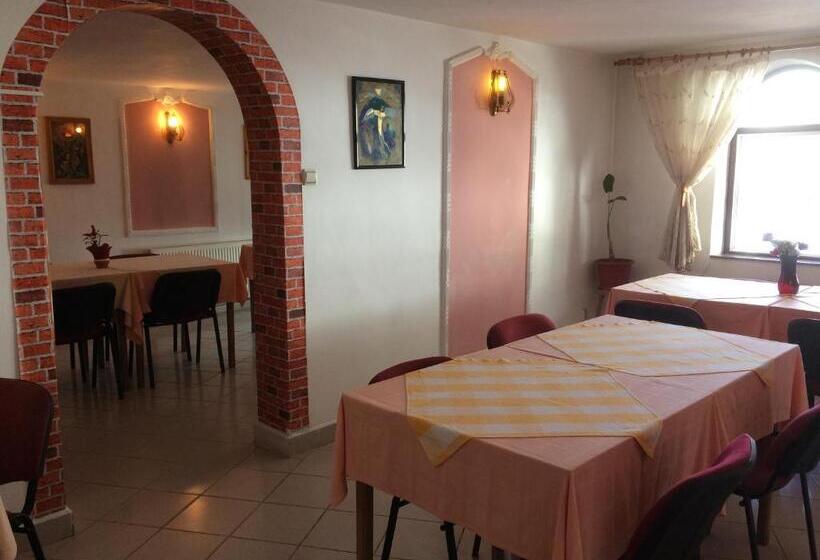 הוסטל Pension Casa Alba