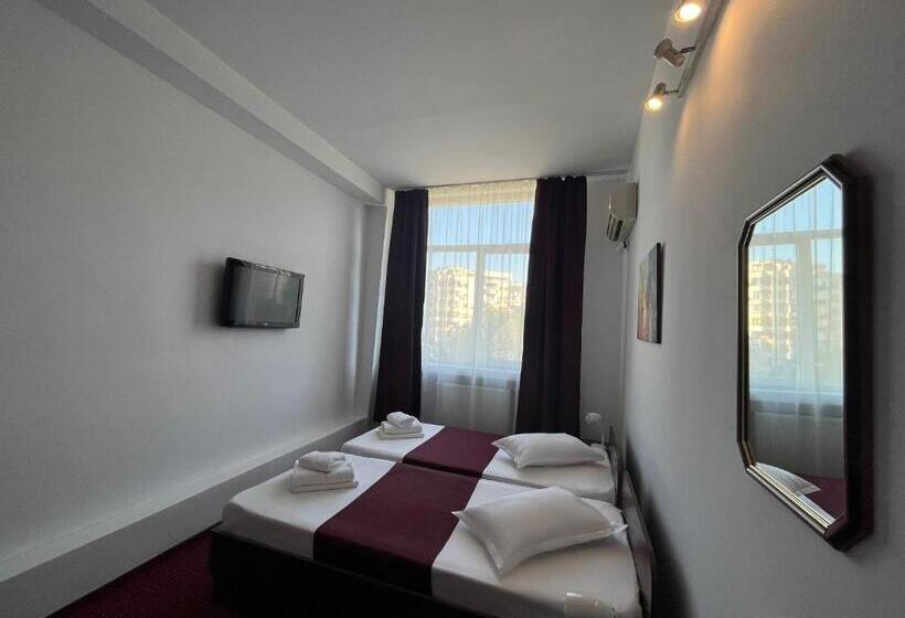 هاستل Tineretului