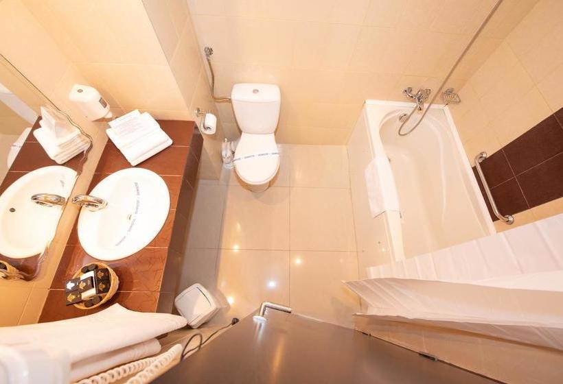 בית מלון כפרי Ambasador