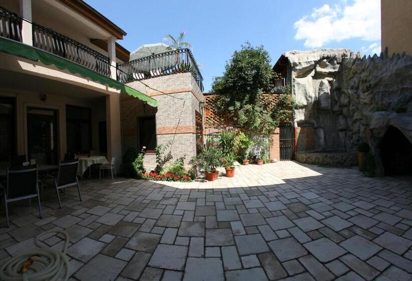 هتل City Garden Rooms And Apartments