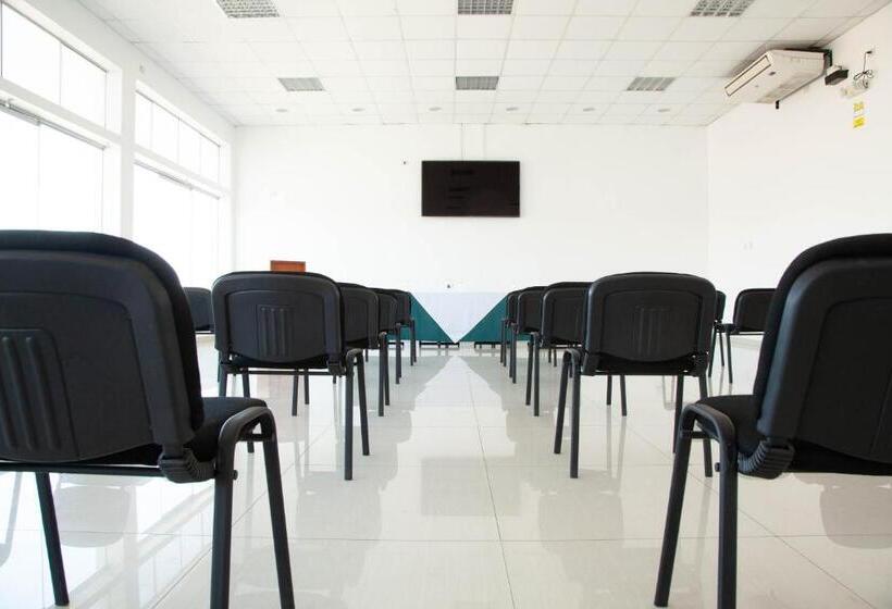 酒店 Holiday Suites