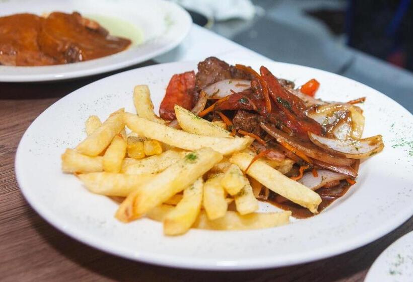 酒店 Holiday Suites