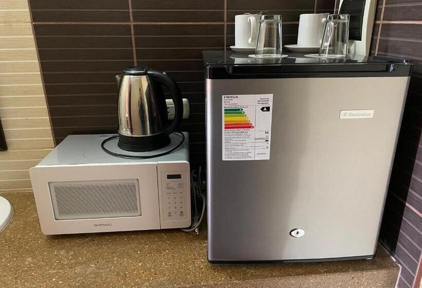 酒店 Holiday Suites