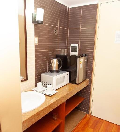 酒店 Holiday Suites