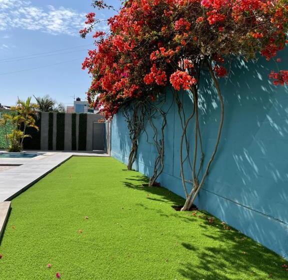 酒店 Holiday Suites