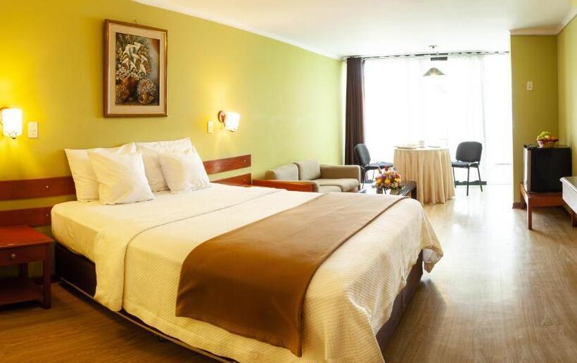 酒店 Holiday Suites