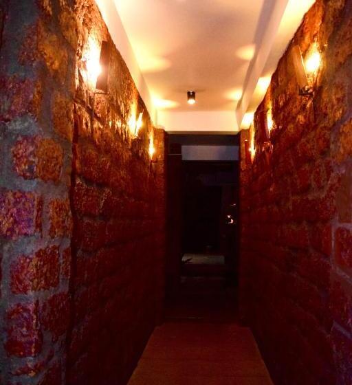 هتل Hostel City Hub Colombo Airport