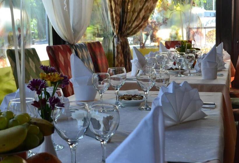 هتل Les Jardins Carol