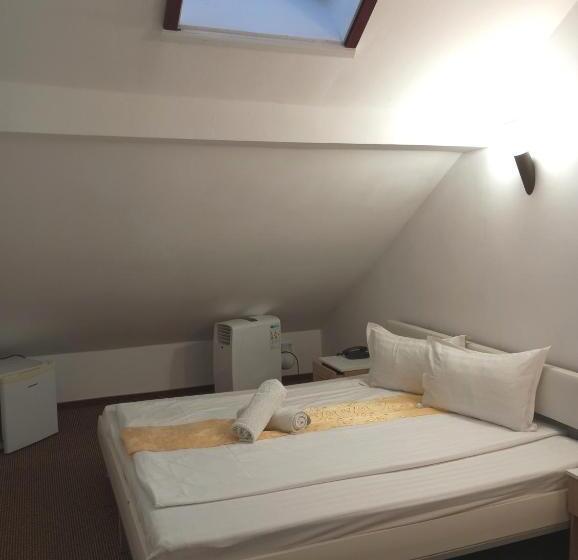 בית מלון כפרי Rhc Royal