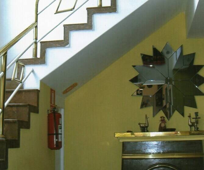 Общежитие Hostal Turístico Eiffel