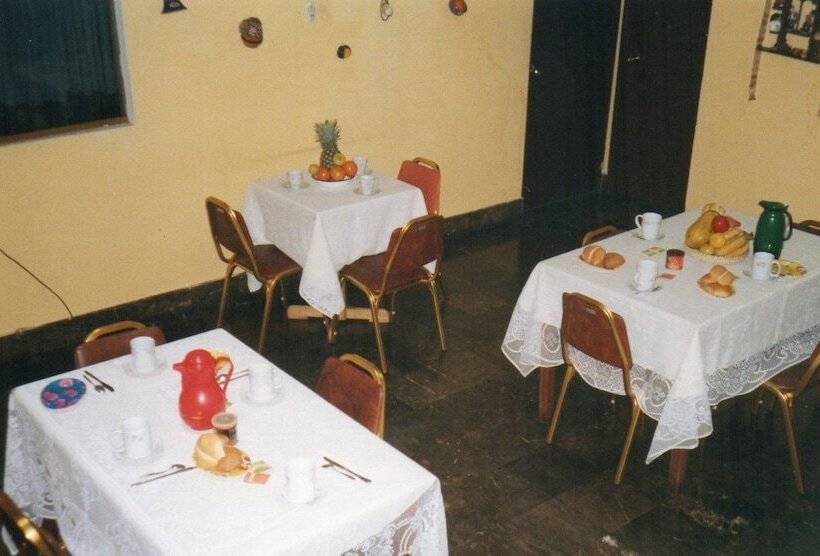 Общежитие Hostal Turístico Eiffel