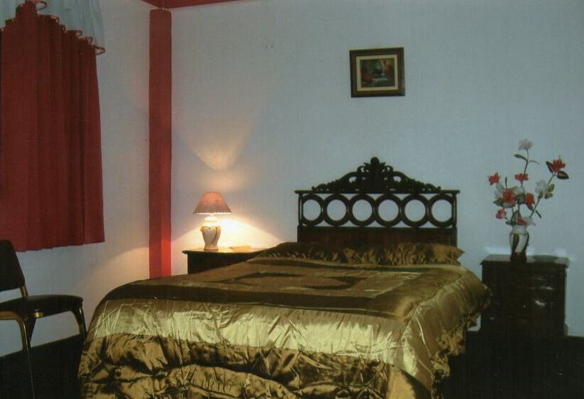 Общежитие Hostal Turístico Eiffel