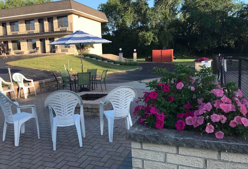 Отель Geneva Wells Inn