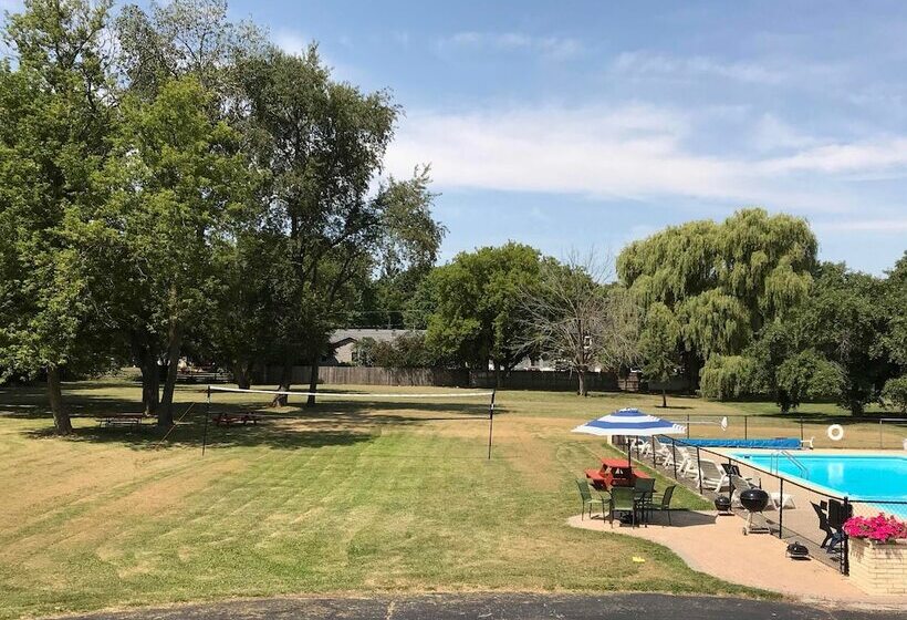 Отель Geneva Wells Inn