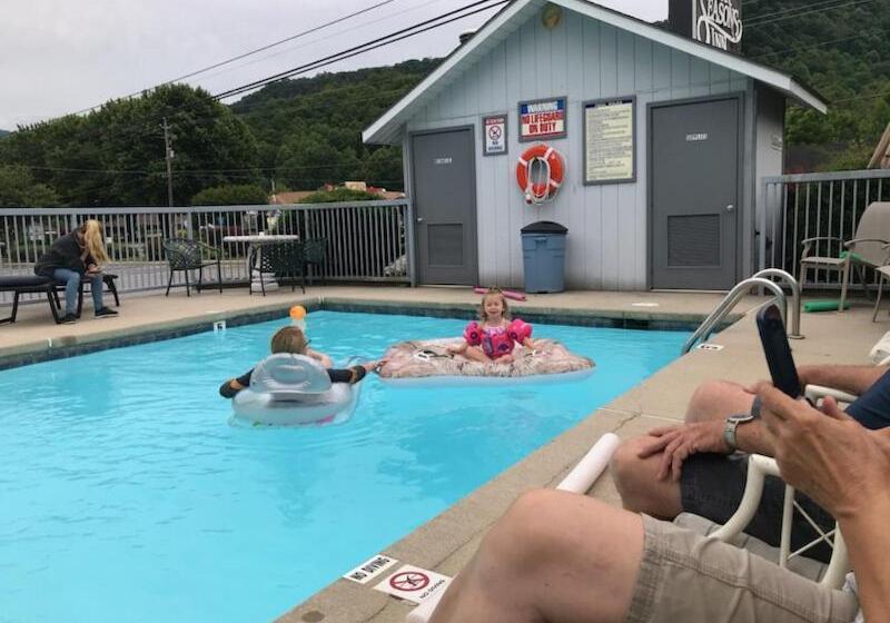 Отель Four Seasons Inn