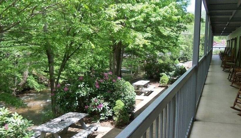 Отель Four Seasons Inn