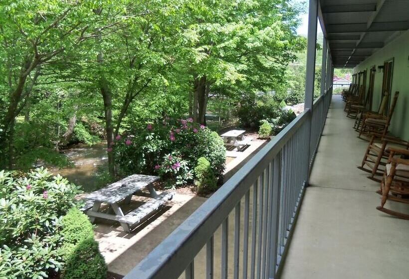 Отель Four Seasons Inn