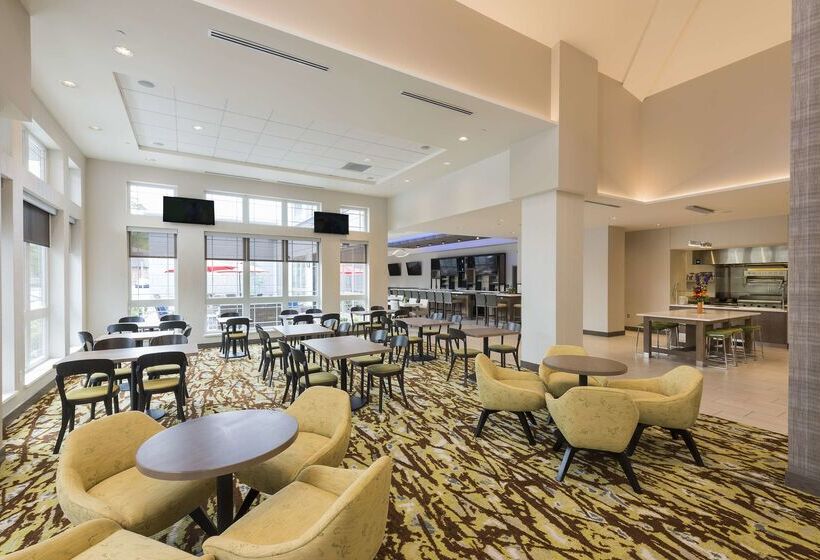 هتل Hilton Garden Inn Grand Rapids East