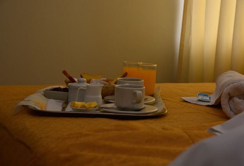 Отель Jorge Chavez