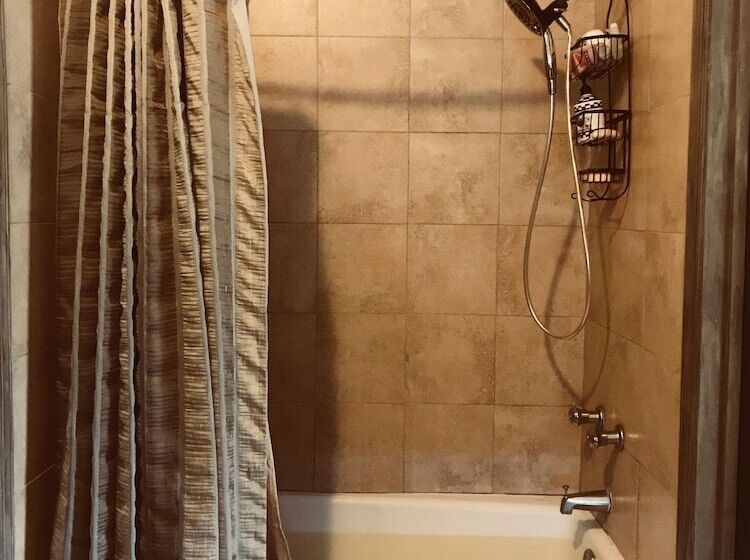 Отель Trade Winds Bed And Breakfast