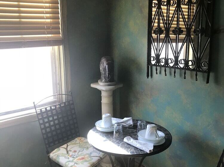 Отель Trade Winds Bed And Breakfast