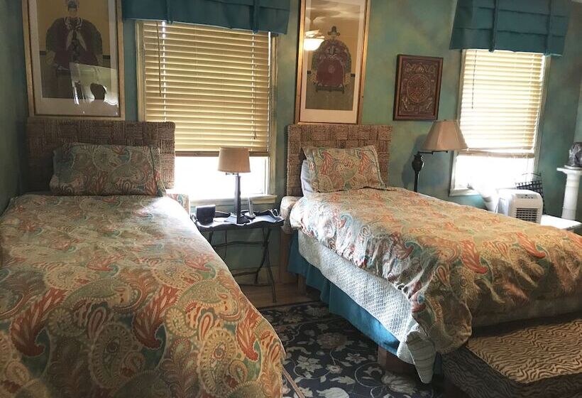 Отель Trade Winds Bed And Breakfast