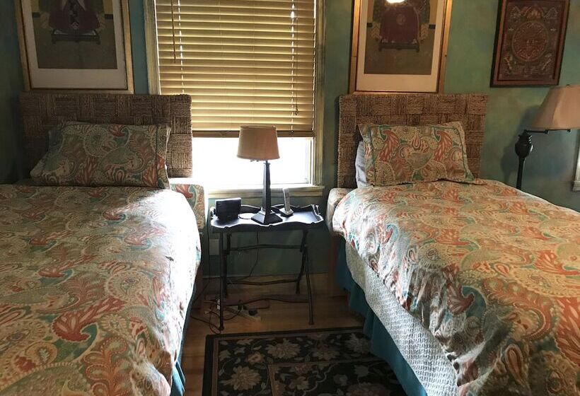 Отель Trade Winds Bed And Breakfast