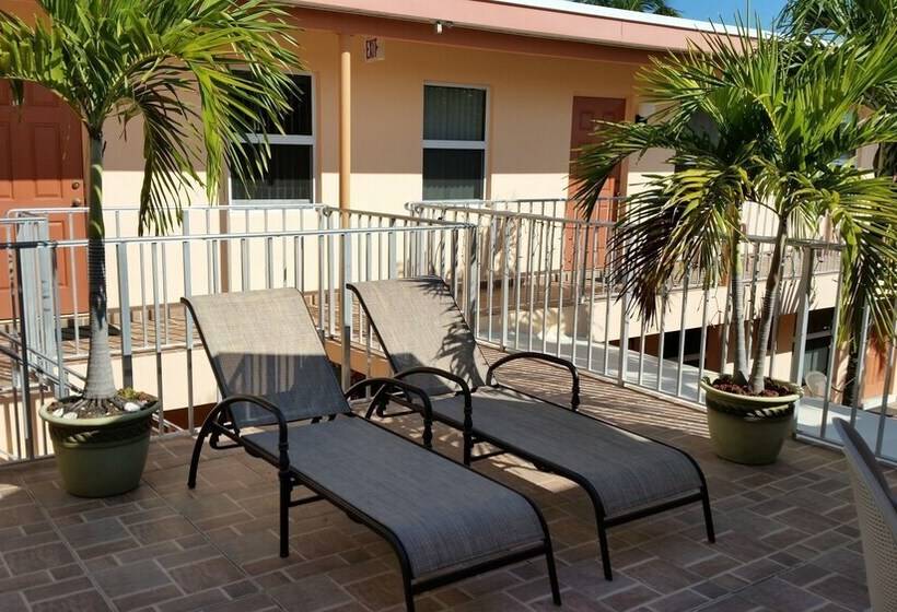 Lago Mar Motel And Apartments