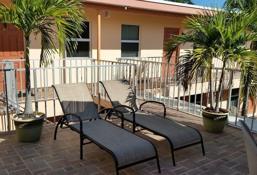 Lago Mar Motel And Apartments