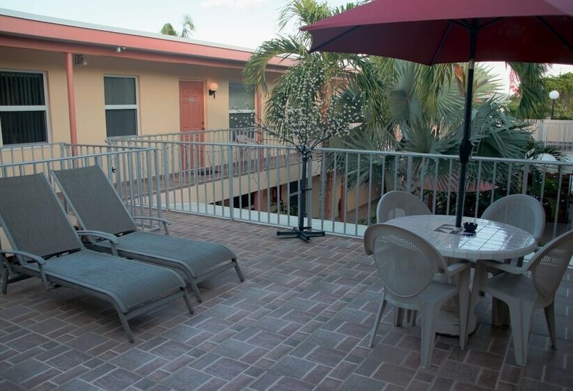 Lago Mar Motel And Apartments