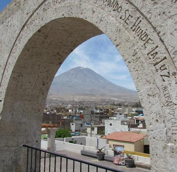הוסטל Hostal Lluvia De Oro