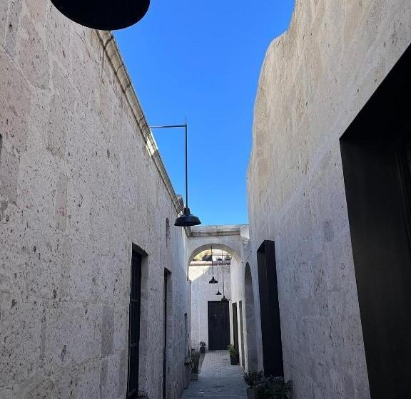 הוסטל Hostal Lluvia De Oro