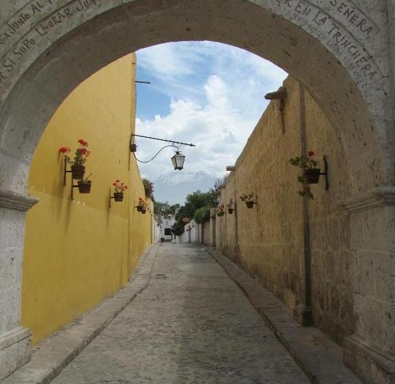 הוסטל Hostal Lluvia De Oro