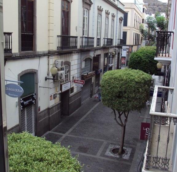 تختخواب و صبحانه Downtown House