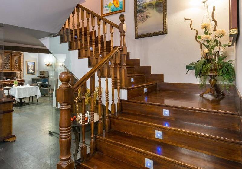 Отель Alda Via Leon