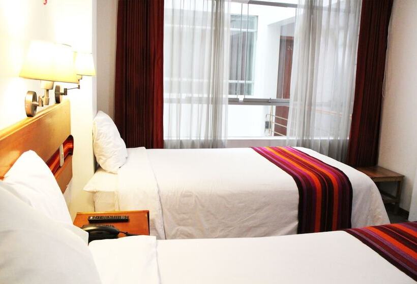 ホテル Cantuta Inn