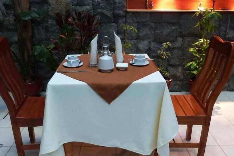 ホテル Cantuta Inn