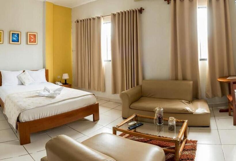 هتل Hostal Huayruro