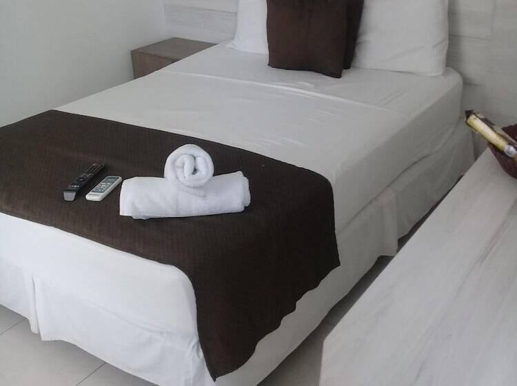 Mintaka Hotel + Lounge