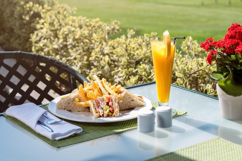 Отель Pine Cliffs Ocean Suites, A Luxury Collection Resort & Spa, Algarve